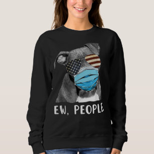 Pitbull Hund trägt eine Face Mask US Flag Sweatshirt