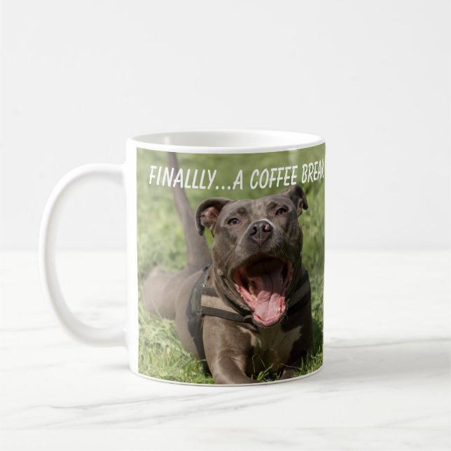 Pitbull im Gras Kaffeetasse (Links)