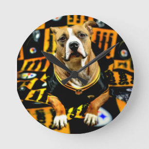 Pitbull Rescue Dog Football Fanatic Runde Wanduhr