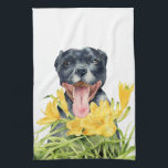 Pitbull-Terrier-HundeAquarell Geschirrtuch<br><div class="desc">Watercolormalerei eines niedlichen schwarzen amerikanischen Grubenstierterrierhundes mit einem enormen Lächeln auf ihrem Gesicht. Sie sitzt in einem Garten mit gelben Lilien-Blumen. Großes Geschenk für Hundeliebhaber.</div>