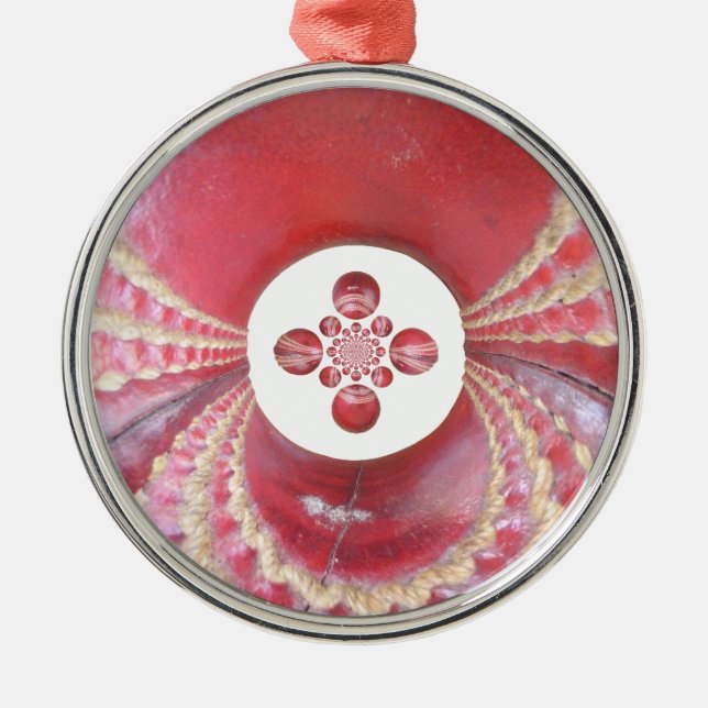 Pitch Kaleidoskop: Cricket Balls The Game's Heart Silbernes Ornament (Vorne)