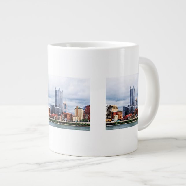 Pittsburgh PA Skyline Jumbo-Tasse (Vorderseite Rechts)