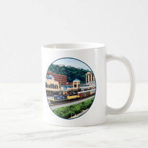 Pittsburgh PA - Zug, der durch Bahnhofsplatz geht Tasse