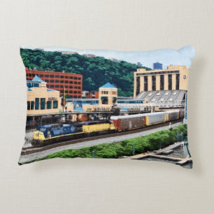 Pittsburgh PA - Zug fährt an Station Square vorbei Dekokissen