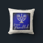 PixDezines Happy Hanukkah|Temple Menorah Kissen<br><div class="desc">PixDezines Happy Hanukkah,  ein Imitat silber Temple Menorah mit einem herausnehmbaren Hintergrund. Copyright © 2008-2018 PixDezines.com™ und PixDezines™ auf Zazzle.com. Alle Rechte vorbehalten.</div>