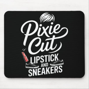 Pixie-Cut Lippenstift und Sneaker Kurzhaarfrisur P Mousepad