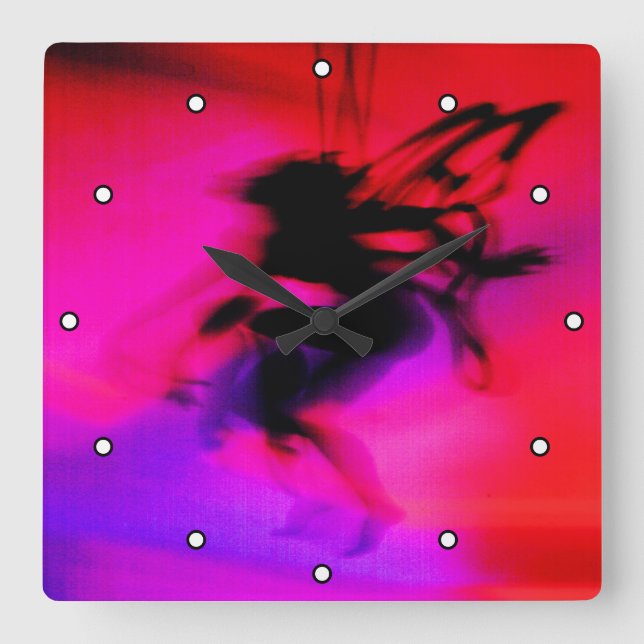 Pixie tanzt in rosa mit Punkten Quadratische Wanduhr (Vorderseite)