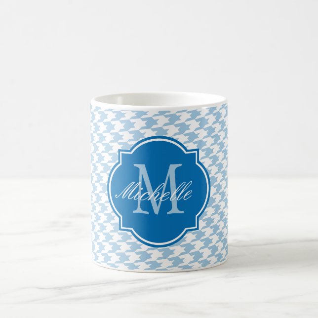 Placid Blue Hahnentrittmuster Monogram Tasse (Mittel)