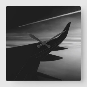 Plane in the Air in Black and White Quadratische Wanduhr