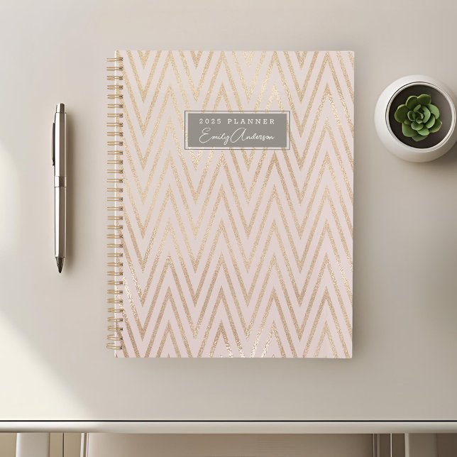 Planer mit rosa und goldenem geometrischen Muster (Von Creator hochgeladen)
