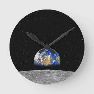 Planet Earth Rising Over Moon Runde Wanduhr