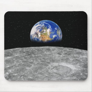 Planet Erde erhebt sich über den Mond Mousepad