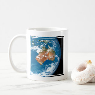 Planet Erde mit Wolken über Australien. Kaffeetasse