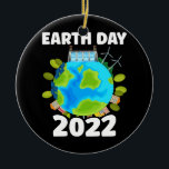 Planet jeden Tag Erde Tag 2022  Keramik Ornament<br><div class="desc">Planet macht jeden Tag Erde Tag Erde Tag 2022 Geschenk. Perfektes Geschenk für Ihren Vater,  Mama,  Papa,  Männer,  Frauen,  Freunde und Familienmitglieder am Erntedank Tag,  Weihnachten,  Muttertag,  Vatertag,  4. Juli,  1776 Unabhängiger Tag,  Veteranen Tag,  Halloween,  Patrick's Day</div>
