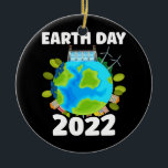 Planet jeden Tag Erde Tag 2022  Keramik Ornament<br><div class="desc">Planet macht jeden Tag Erde Tag Erde Tag 2022 Geschenk. Perfektes Geschenk für Ihren Vater,  Mama,  Papa,  Männer,  Frauen,  Freunde und Familienmitglieder am Erntedank Tag,  Weihnachten,  Muttertag,  Vatertag,  4. Juli,  1776 Unabhängiger Tag,  Veteranen Tag,  Halloween,  Patrick's Day</div>