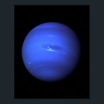 Planet Neptune Poster<br><div class="desc">Der Gasplanet Neptun strahlt ein wunderschönes Blau in diesem Bild, aufgenommen von der Raumsonde Voyager 2 der NASA. Zu den Vorzügen des Hauses zählen ein großer dunkler Fleck und ein heller Schmutz, der Wolken im Himmel des Neptun darstellt. Die Atmosphäre ist vor allem Wasserstoff und Helium mit Spuren anderer Elemente....</div>