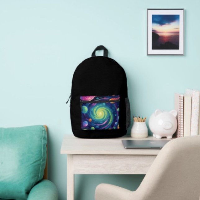 Planetarischer Spin Bedruckter Rucksack (Space Backpack – D:  17"x12.5"x5" Two-chamber design with laptop storage pouch. Mesh side pocket.)