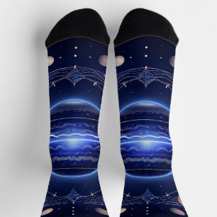 Planeten, die in einem kosmisch glühenden Raum lie Socken