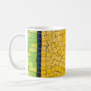 Planung der Wand aus gelben, schwarzen und grünen Kaffeetasse