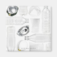Plastikflaschen, Tassen und Aluminium-Dosen auf