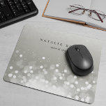 Platin Glow Personalisiert Mousepad<br><div class="desc">Chic personalisiertes Mousepad zeigt Ihren Namen,  Ihren Firmennamen oder die Wahl eines benutzerdefinierten Textes in klassischer schwarzer Schrift auf einem silbergrauen Hintergrund,  der mit einem Bersten weißer Bügel an der Spitze geschmückt ist.</div>