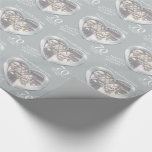 Platinhochzeitsjahrestags-Foto-Ehefrauverpackung Geschenkpapier<br><div class="desc">Hochzeitstag-Packpapier in den hellgrauen Tönen des Platins. Personifizieren Sie dieses Jahrestagspapier mit Ihrem eigenen Foto- und Jahrestagsjahr. Liest z.Z. zu meinen wunderbare Ehefrau glückliche denkwürdigen Jahren des Platin-Jahrestages 70. Schöner flüssiger Platineffekt in einer Herzform druckte Grafiken 70. Platin-Hochzeits-Jahrestagsverpackungspapierideal, um ein spezielles Geschenk für Ihre Ehefrau für Ihren 70. Jahrestag oben...</div>