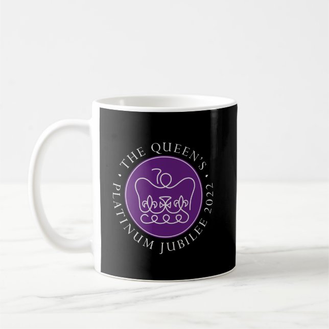 Platinum Jubilee Emblem auf schwarzem Hintergrund Kaffeetasse (Links)