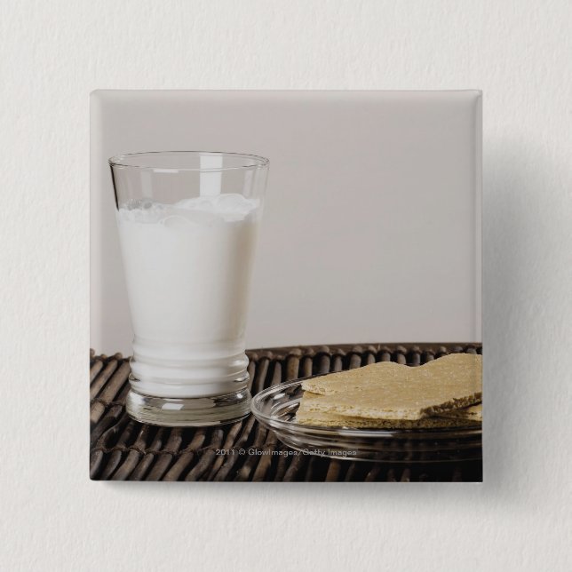 Platte der Imbisse mit einem Glas Milch Button (Vorderseite)