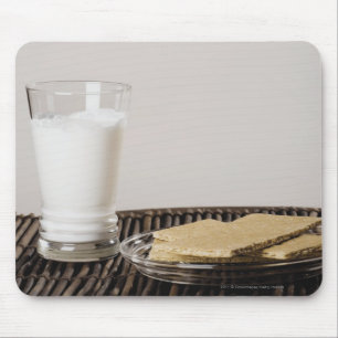 Platte der Imbisse mit einem Glas Milch Mousepad