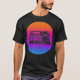 Plattenspieler-DJ-Mischer auf Vintage-Sonnenunterg T-Shirt