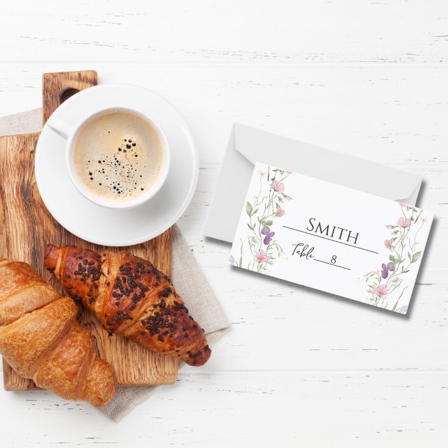 Platzhalterkarte für Elegante Wildblume Platzkarte (Custom table card framed in blush and lavender wildflowers—perfect for romantic garden weddings.

)