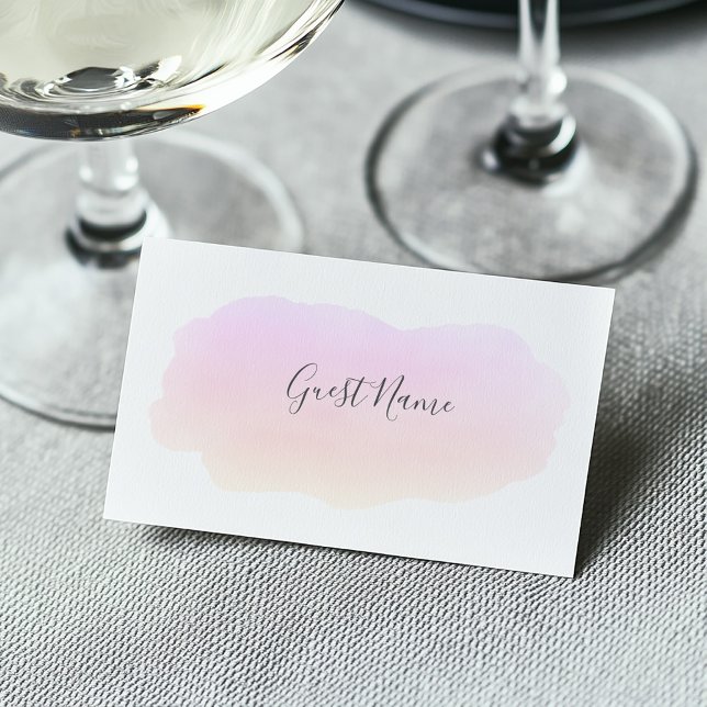 Platzkarte mit dem Namen der Aquarellfarben in Sof (Soft watercolor pink paint wash on a white guest name place card at a wedding dining table)