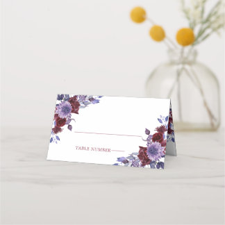 Platzkarten für Hochzeiten mit lila und weißer Blü