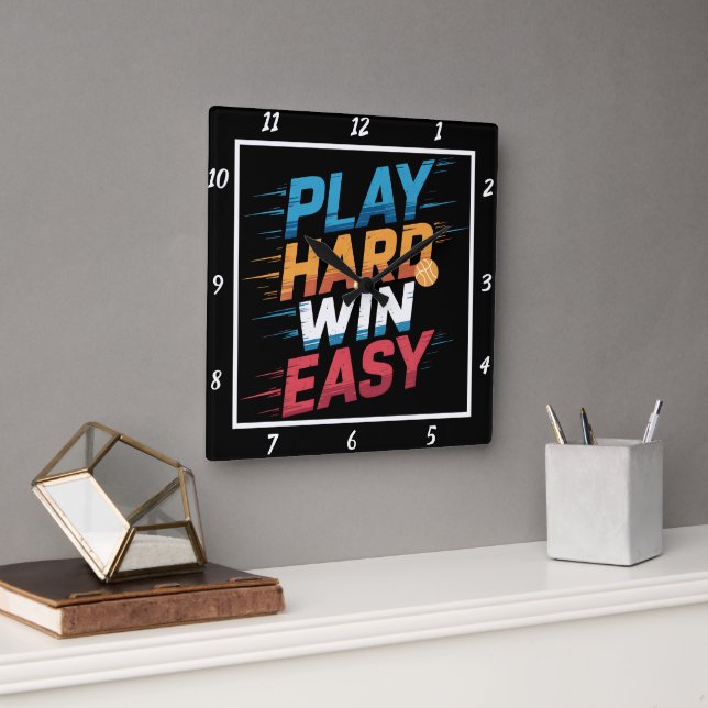 Play Hard Win Easy Basketball Quadratische Wanduhr (Büro)