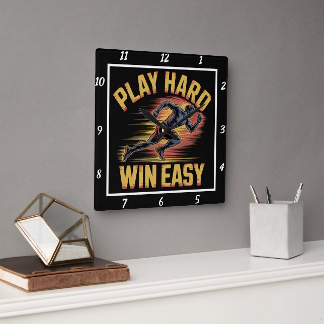 Play Hard Win Easy Runner Quadratische Wanduhr (Büro)