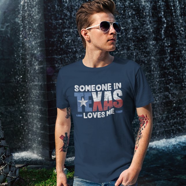 Playera Funny Someone in Texas Loves Me Travel Tex T-Shirt (Von Creator hochgeladen)