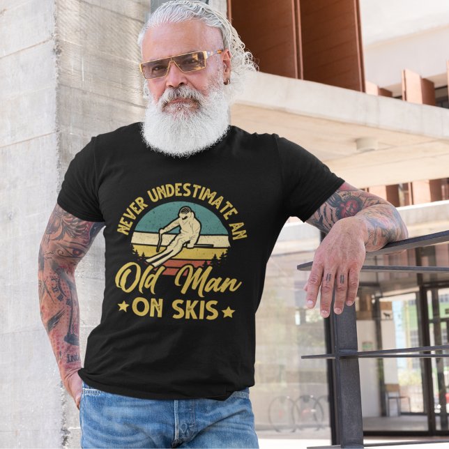 Playera Never Understimate an Old Man On Skis funn T-Shirt (Von Creator hochgeladen)