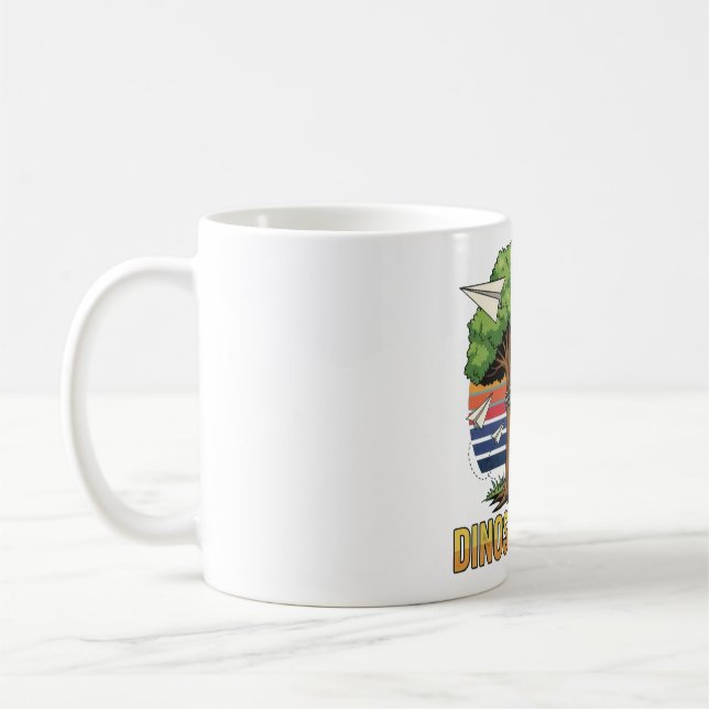 Playful 80s Dino Hugging Tree Tee – Eco-Friendly ' Kaffeetasse (Links)