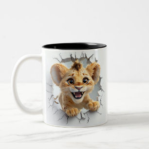 Playful Baby Lion erscheint durch eine durchbreche Zweifarbige Tasse