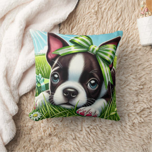 Playful Boston Terrier Puppy mit Green Bow Kissen