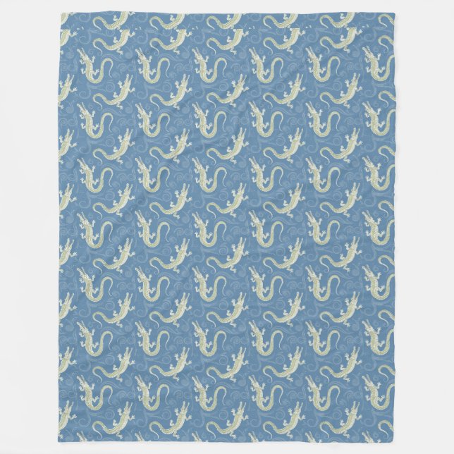 Playful Green Alligator Paisley on Blue Fleecedecke (Vorderseite)