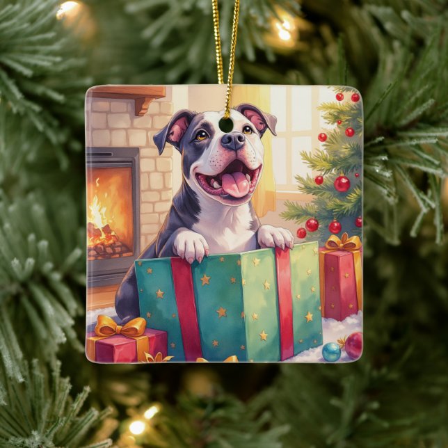 Playful Pitbull Opening Christmas Gifts Holiday Keramikornament (Baum)