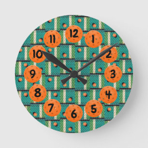 Playing Pickleball 'Til the Streetlights Come On R Runde Wanduhr