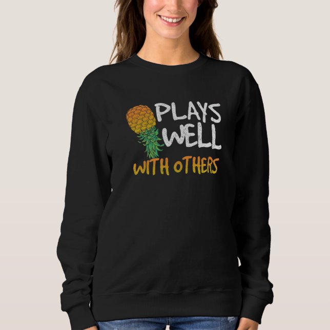 Plays Well With Others  Pineapple Swinger Couple P Sweatshirt (Vorderseite)