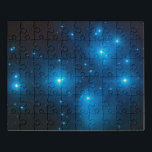 Pleiades Astro Oujda Sternhaufen Puzzle<br><div class="desc">Der Cluster wird von heißen blauen leuchtenden Sternen dominiert, die sich in den letzten 100 Millionen Jahren gebildet haben. Man glaubte einst, dass die Reflektionsnebel um die hellsten Sterne über Material aus ihrer Entstehung verlassen werden, heute aber als eine verwandte Staubwolke in dem interstellaren Medium, durch das die Sterne gerade...</div>