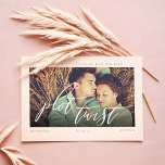 Plot-Drehung Moderne Minimale Kalligraphie & Foto Save The Date<br><div class="desc">Manchmal ändern sich die Dinge. Aktualisieren Sie Ihre Hochzeitsgäste mit Ihrem neuen Hochzeitstag mit unserer modernen Save the Date-Karte. Das Design zeichnet sich durch ein einfaches und modernes Layout aus, mit einem Pärchen-Platzhalter mit einem leichten Foto-Überblendlicht mit schwarzem Farbverlauf und "Plot-Drehung: über dem Foto in moderner Kalligrafie dargestellt. Einfach rosa,...</div>