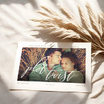 Plot-Drehung Moderne Minimale Kalligraphie & Foto Save The Date<br><div class="desc">Manchmal ändern sich die Dinge. Aktualisieren Sie Ihre Hochzeitsgäste mit Ihrem neuen Hochzeitstag mit unserer modernen Save the Date-Karte. Das Design zeichnet sich durch ein einfaches und modernes Layout aus, mit einem Pärchen-Platzhalter mit einem leichten Foto-Überblendlicht mit schwarzem Farbverlauf und "Plot-Drehung: über dem Foto in moderner Kalligrafie dargestellt. Einfach weißer...</div>