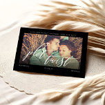 Plot-Drehung Moderne Minimale Kalligraphie & Foto Save The Date<br><div class="desc">Manchmal ändern sich die Dinge. Aktualisieren Sie Ihre Hochzeitsgäste mit Ihrem neuen Hochzeitstag mit unserer modernen Save the Date-Karte. Das Design zeichnet sich durch ein einfaches und modernes Layout aus, mit einem Pärchen-Platzhalter mit einem leichten Foto-Überblendlicht mit schwarzem Farbverlauf und "Plot-Drehung: über dem Foto in moderner Kalligrafie dargestellt. Einfach schwarzer...</div>