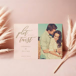Plot-Drehung Moderne Minimale Kalligraphie & Foto Save The Date<br><div class="desc">Manchmal ändern sich die Dinge. Aktualisieren Sie Ihre Hochzeitsgäste mit Ihrem neuen Hochzeitstag mit unserer modernen Save the Date-Karte. Das Design zeichnet sich durch ein einfaches und modernes Layout mit einem Foto-Platzhalter aus. "Plot Drehung" in der modernen Kalligraphie. Personalisieren Sie mit dem Namen des Paares, dem Hochzeitsdatum und der Lage....</div>