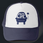 Plug Life Niedlich Navy Blue Electric Car Truckerkappe<br><div class="desc">Stecken Sie Ihr Elektroauto routinemäßig ein,  um es aufzuladen? Dann leben Sie sicher das Plug-Leben. Dieses niedliche Design zeigt eine Darstellung eines Elektroautos in marineblau mit der Meldung "Plug Life" auf der Windschutzscheibe. Ein tolles Geschenk für stolze Besitzer von Elektrofahrzeugen.</div>